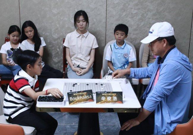辛俊浩指导老挝小棋手